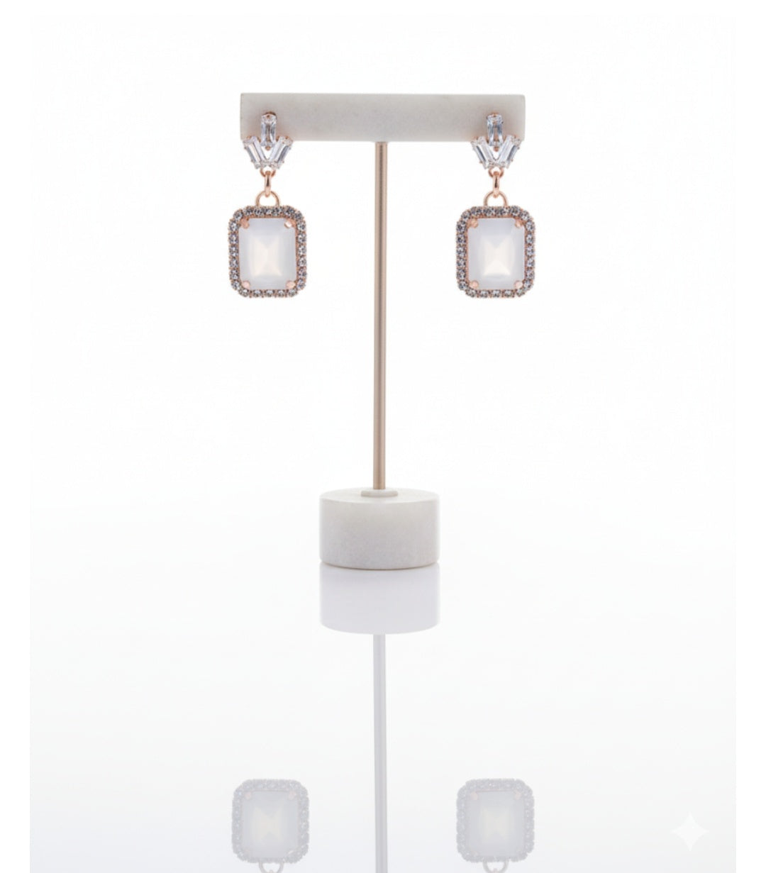 DIAMOND SHAPE QUEEN  EARRING GOLD AND SILVER  SHINE